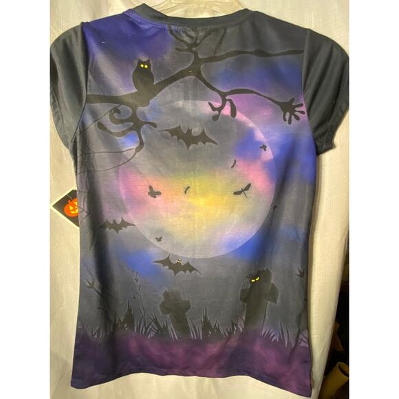 Halloween graphic tshirt with bride and groom skeleton. - Picture 8 of 12